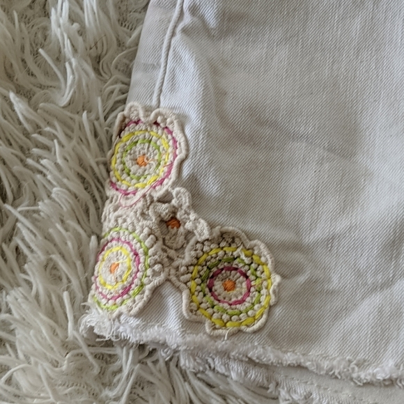 White shorts with flower embroidery detail - Picture 2 of 4
